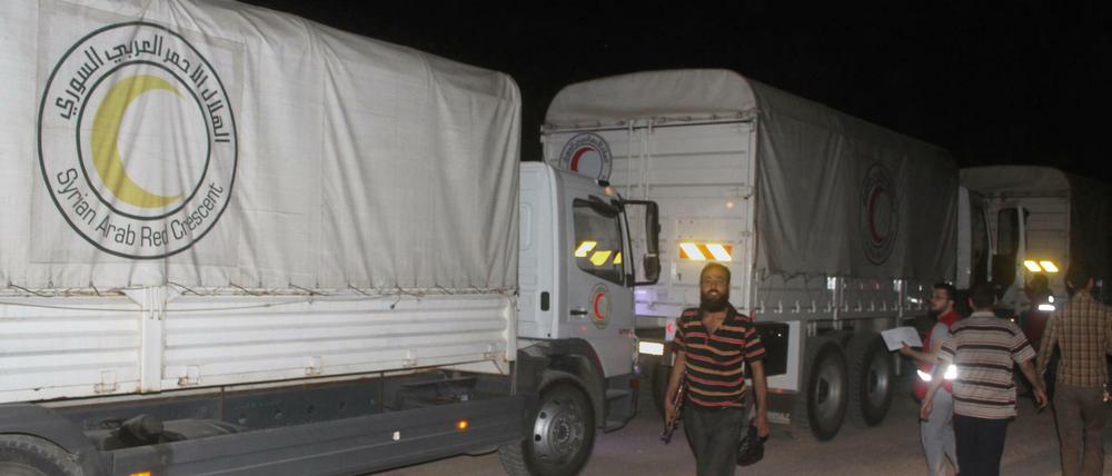 Ein Hilfskonvoi mit Lebensmitteln und Arzneimitteln erreicht in der Nacht zu Freitag die syrische Stadt Daraja.