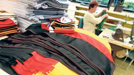 Trikolore, teutonisch. Flaggen - ein Blick in die Arbeitsräume eines Pinneberger Fahnenherstellers - bedienen das Bedürfnis.