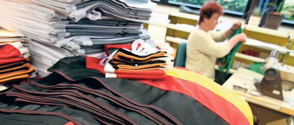 Trikolore, teutonisch. Flaggen - ein Blick in die Arbeitsräume eines Pinneberger Fahnenherstellers - bedienen das Bedürfnis.