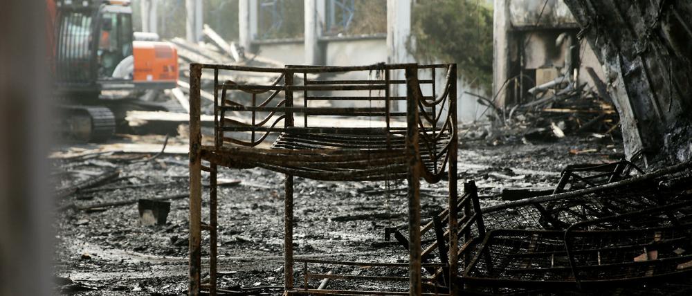 Nach dem Brand ist die als Flüchtlingsunterkunft genutzte Halle einsturzgefährdet und muss abgerissen werden.