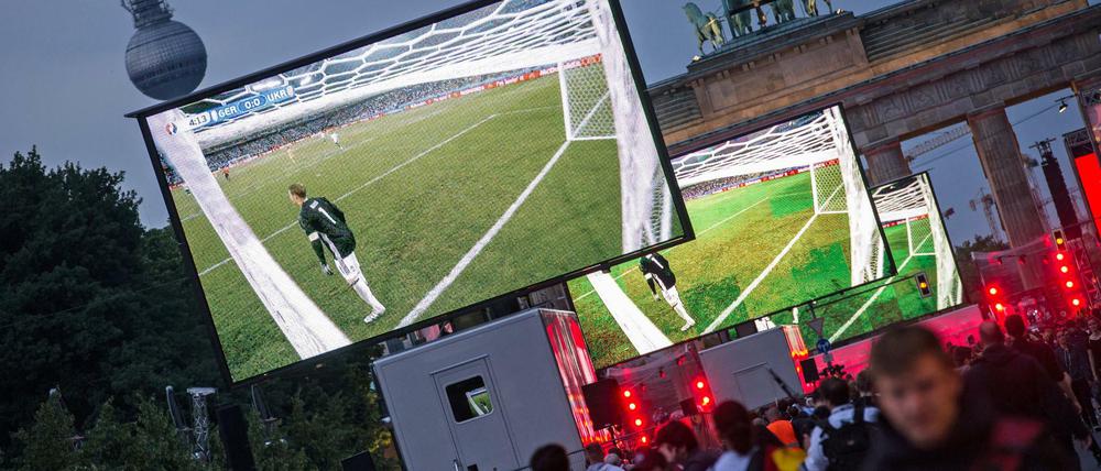 Viel Platz zwischen den Fans. Der Abend des ersten Deutschland-Spiels war entspannt.