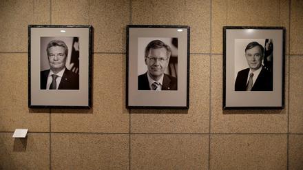 Das Foto des amtierenden Bundespräsidenten Joachim Gauck (l-r) hängt am 08.06.2016 in Bonn (Nordrhein-Westfalen) im Haus der Geschichte neben seinen Vorgängern Christian Wulff und Horst Köhler.