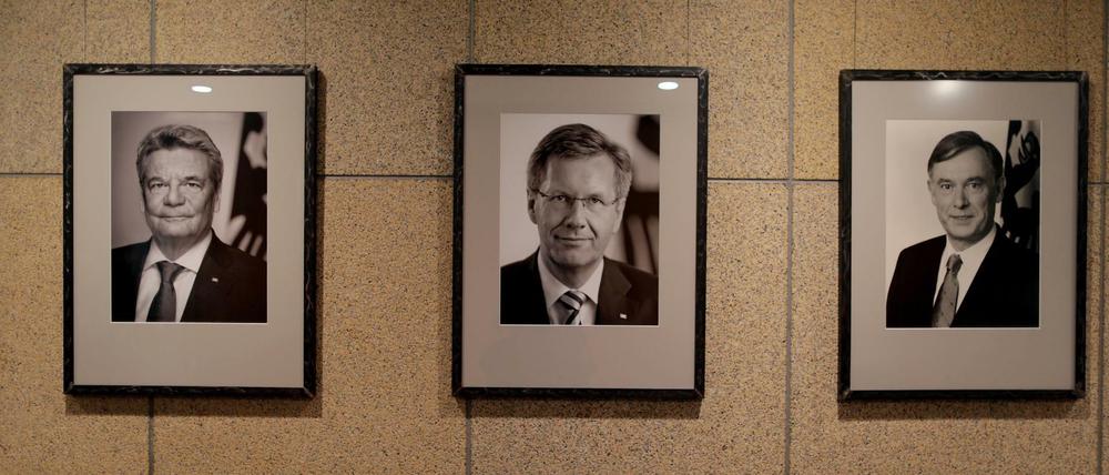 Das Foto des amtierenden Bundespräsidenten Joachim Gauck (l-r) hängt am 08.06.2016 in Bonn (Nordrhein-Westfalen) im Haus der Geschichte neben seinen Vorgängern Christian Wulff und Horst Köhler.
