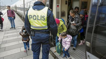 Flüchtlinge kommen aus Dänemark an - und zwar in Schweden.