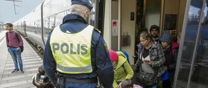 Flüchtlinge kommen aus Dänemark an - und zwar in Schweden.