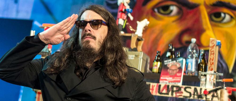 Jonathan Meese salutiert in München, ein Foto von 2014. 