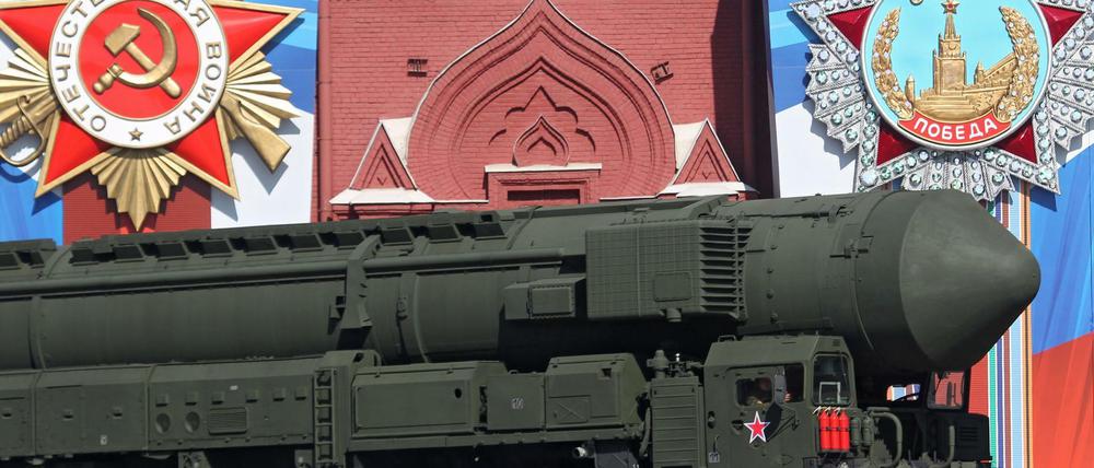 Eine russische Langstreckenrakete bei einer Parade in Moskau
