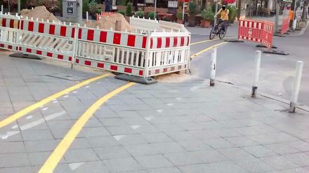 Das neueste Werk. Diese innovative Radverkehrsführung wurde gerade an der Ecke Kurfürstenstraße / Keithstraße installiert. 
