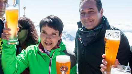 Hoch das Bier: Frauke Petry und Heinz-Christian Strache (rechts) auf der Zugspitze. 