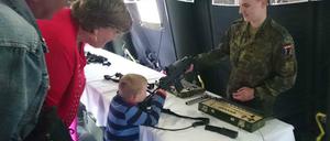 Beim "Tag der Bundeswehr" hantierten Kleinkinder mit ungeladenen Maschinenpistolen und Gewehren. 