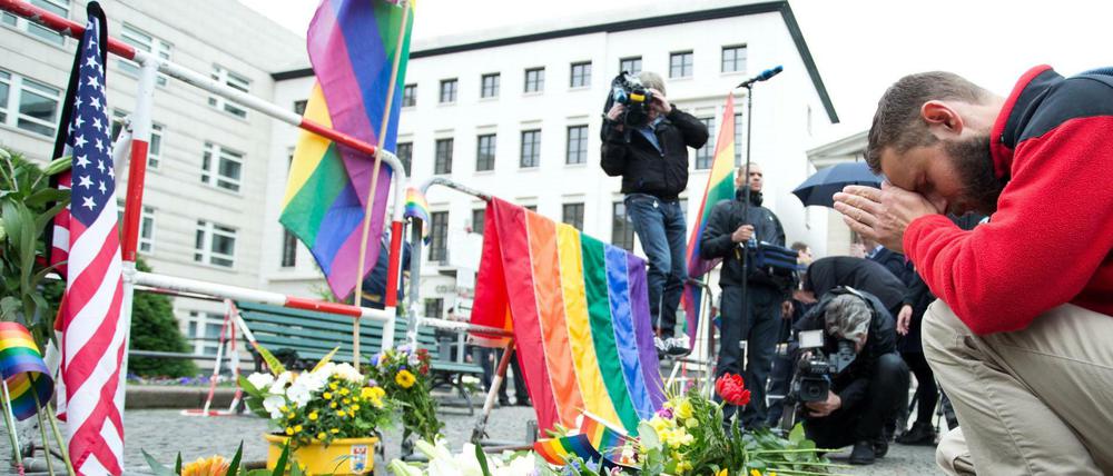 Ein Mann trauert vor der US-amerikanischen Botschaft um die Orlando-Opfer am Montagmittag in Berlin.
