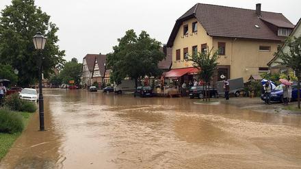 Nach einem Starkregen sind am Mittwoch in Ölbronn-Dürrn Straßenzüge überflutet.