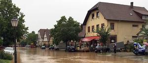 Nach einem Starkregen sind am Mittwoch in Ölbronn-Dürrn Straßenzüge überflutet.