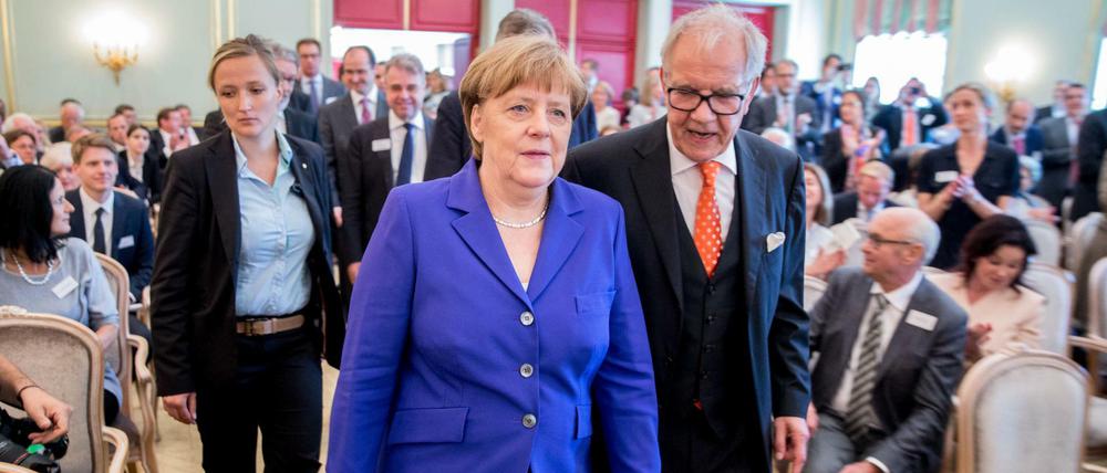 Bundeskanzlerin Angela Merkel (CDU) und Brun-Hagen Hennerkes, Vorsitzender des Vorstands der Stiftung Familienunternehmen, beim Tag des deutschen Familienunternehmens.