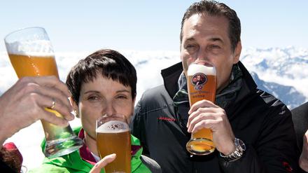 Die AfD-Vorsitzende Frauke Petry und der FPÖ-Vorsitzende Heinz-Christian Strache trinken am Freitag in Garmisch-Partenkirchen bei einem "Gipfeltreffen" auf der Zugspitze ein Bier.