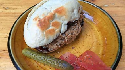 Die Mutter aller Burger: Das bodenständige Rundstück warm wird im gleichnamigen Neuköllner Lokal serviert.