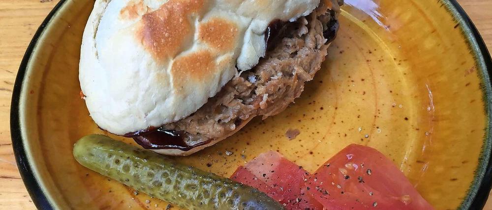 Die Mutter aller Burger: Das bodenständige Rundstück warm wird im gleichnamigen Neuköllner Lokal serviert.