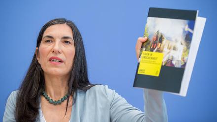 Die Generalsekretärin von Amnesty International in Deutschland, Selmin Caliskan (r), stellt am Donnerstag in Berlin in der Bundespressekonferenz den neuen Bericht zu rassistischer Gewalt in Deutschland vor.