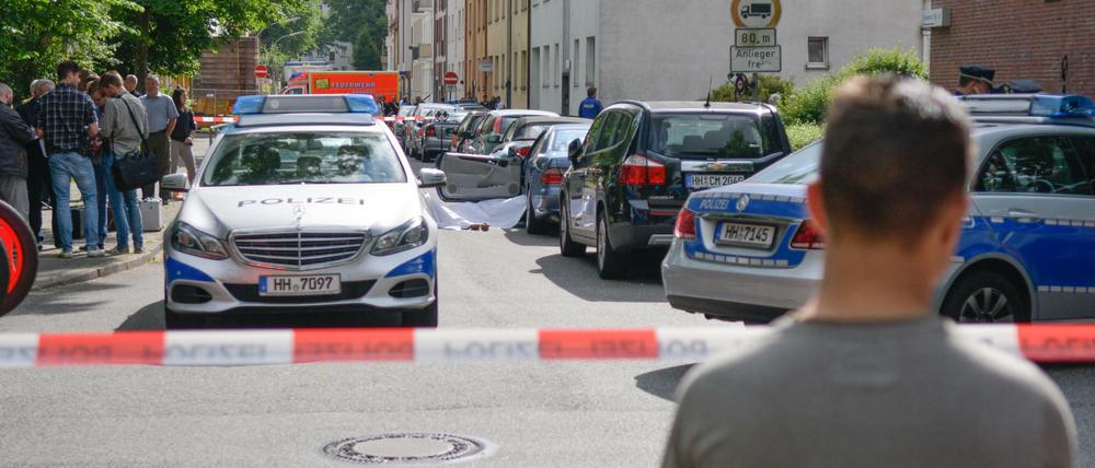 Ein Toter liegt nach einer Schießerei neben einem Auto in Hamburg. Der Mann ist am Donnerstag in seinem Wagen erschossen worden.