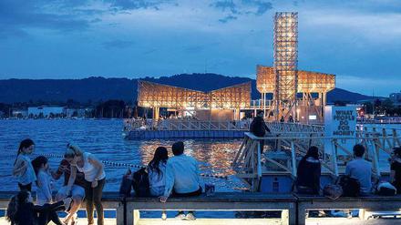 Floß im Zürichsee. Der "Pavillon of Reflections" ist das Wahrzeichen der 11. Manifesta.