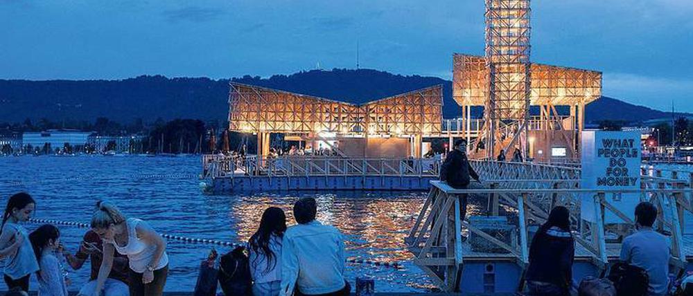 Floß im Zürichsee. Der "Pavillon of Reflections" ist das Wahrzeichen der 11. Manifesta.