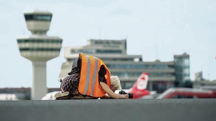 Eine Kamerafrau filmt auf der südlichen Landebahn des Flughafen Tegel in Berlin den neuen Bodenbelag.