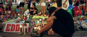 Bunte Trauer. Schwulenbars sind Zufluchtsorte, sagten sie in Orlando – bis jetzt. Nach dem Attentat ist die Community vor allem eines: fassungslos.