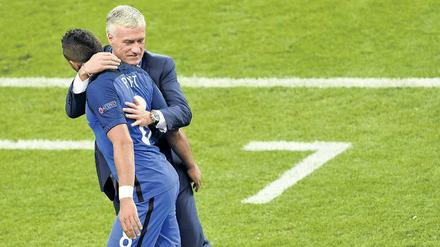 Lass dich umarmen. Didier Deschamps herzt Dimitri Payet.