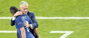 Lass dich umarmen. Didier Deschamps herzt Dimitri Payet.