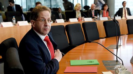 Verfassungsschutzpräsident Hans-Georg Maaßen hat am 09.06.2016 in einem Saal des Paul-Löbe-Hauses in Berlin vor Beginn seiner Vernehmung Platz genommen. 