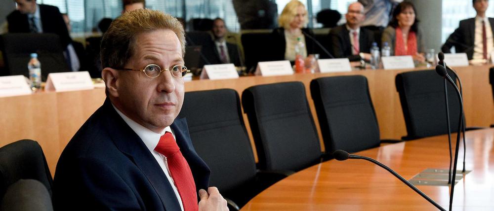Verfassungsschutzpräsident Hans-Georg Maaßen hat am 09.06.2016 in einem Saal des Paul-Löbe-Hauses in Berlin vor Beginn seiner Vernehmung Platz genommen.