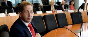 Verfassungsschutzpräsident Hans-Georg Maaßen hat am 09.06.2016 in einem Saal des Paul-Löbe-Hauses in Berlin vor Beginn seiner Vernehmung Platz genommen. 