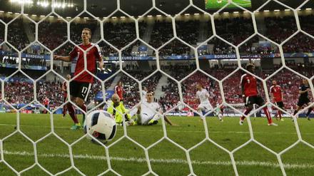 Da ist er drin. Adam Szalai schaut dem Ball sitzend auf dessen Weg ins Tor hinterher.