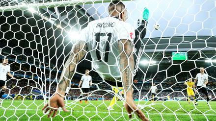 Jerome Boateng verhindert den Ausgleich der Ukraine.