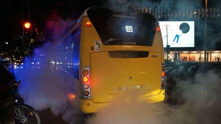 Dampf um den Bus auf dem Ku'damm, Ecke Joachimsthaler Straße.