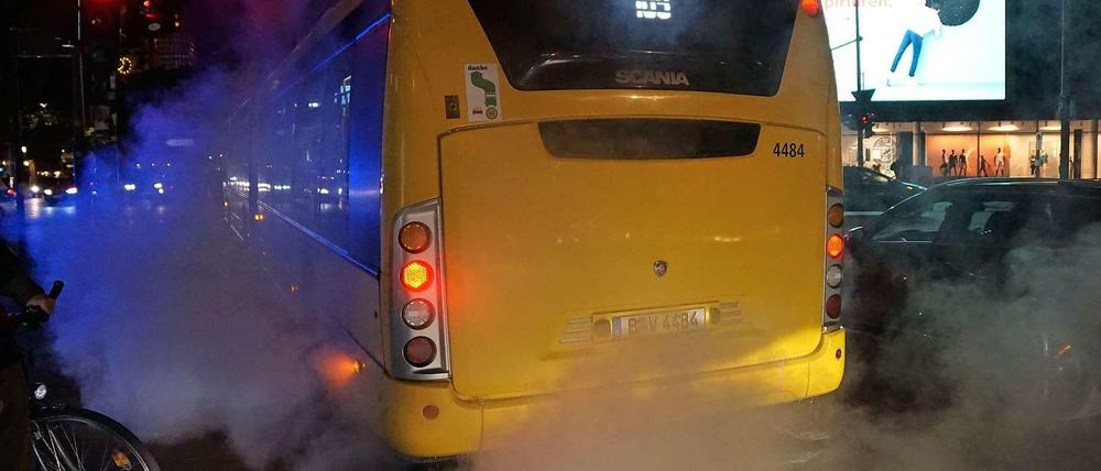 Dampf um den Bus auf dem Ku'damm, Ecke Joachimsthaler Straße.