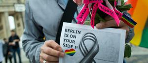 Trauerveranstaltung für die Opfer von Orlando in Berlin zu sehen.