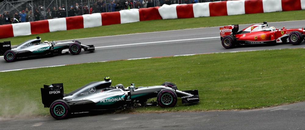 Nico Rosberg (vorne) muss auf die Wiese ausweichen. Sebastian Vettel (rechts) und Lewis Hamilton profitieren.