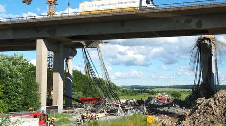 Ein eingestürztes Gerüst liegt unter der Autobahnbrücke bei Werneck in Bayern.