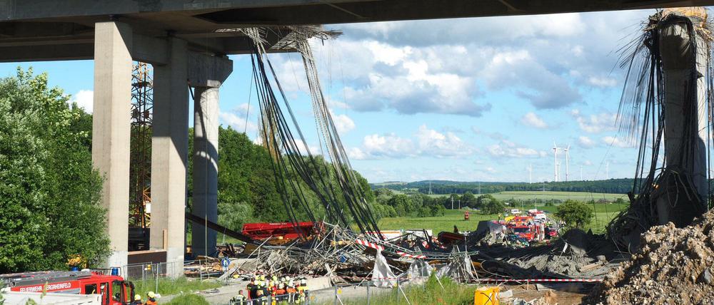 Ein eingestürztes Gerüst liegt unter der Autobahnbrücke bei Werneck in Bayern.