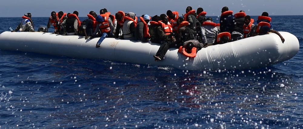Menschen, die vor der libyschen Küste Ende Mai 2016 von einem Schiff der Organisation "Ärzte ohne Grenzen" aufgegriffen wurden.