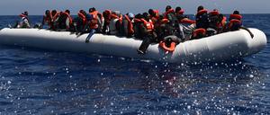 Menschen, die vor der libyschen Küste Ende Mai 2016 von einem Schiff der Organisation "Ärzte ohne Grenzen" aufgegriffen wurden.