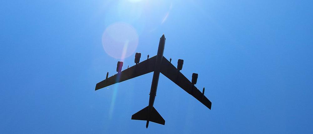 Eine Boeing B-52 im Himmel über Lettland: Die Nato verlegt mehr Truppen in den Osten. 