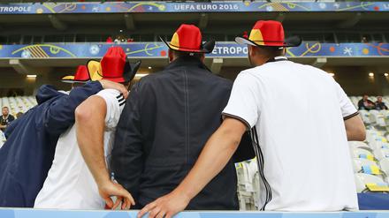 Fans der deutschen Nationalmannschaft in Lille. Während des Spiels blieb es ruhig, außerhalb des Stadions allerdings lösten rechtsextreme Hooligans aus Sachsen Krawalle aus.