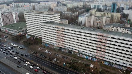 Das Haus der Statistik entwickelt sich langsam zur Ruine. Die Fenster fehlen schon großteils.