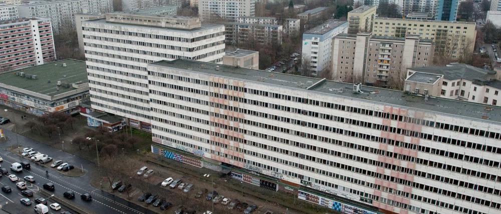 Das Haus der Statistik entwickelt sich langsam zur Ruine. Die Fenster fehlen schon großteils.