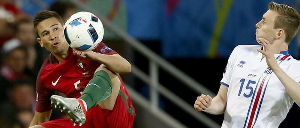 Gute Haltungsnoten in dieser Szene für Raphael Guerreiro (l.) Da staunt auch Islands Jon Dadi Bodvarsson.
