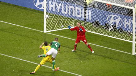 Gareth McAuley (4) trifft der Kopf zum 1:0 für Nordirland.