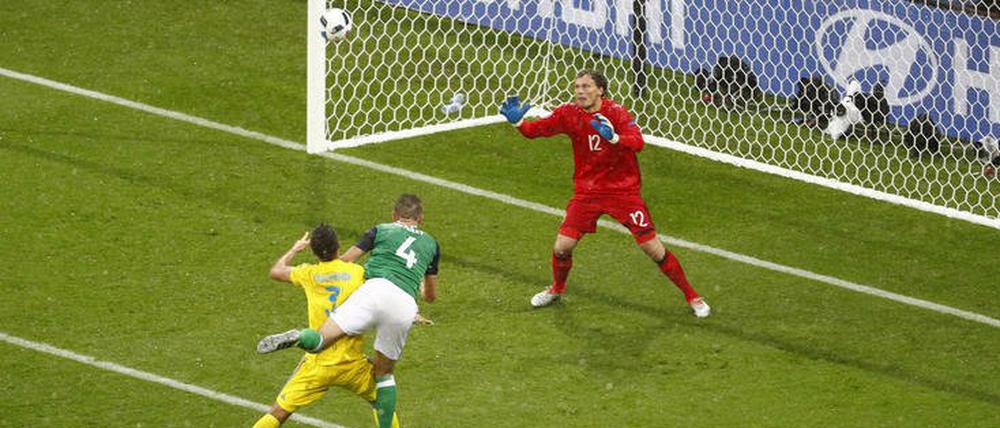 Gareth McAuley (4) trifft der Kopf zum 1:0 für Nordirland.