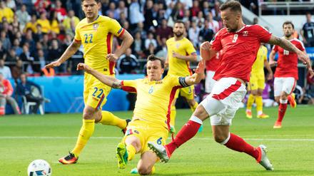 Haris Seferovic (rechts) blieb auch gegen Rumänien weiter glücklos.
